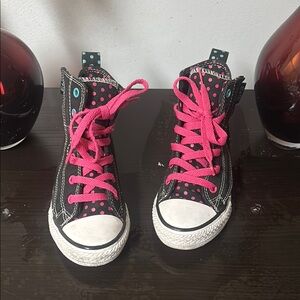 Girls converse Velcro open or lace like new